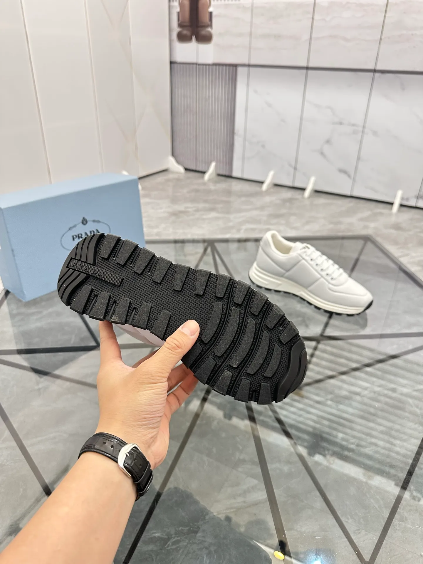 Men's shoes: 💰P440¥ Product trademark: Prada *"Prada*" low-top casual shoes Regular size: 38-44 (can be customized to 45.46) Product materials: imported cowhide upper, sheepskin lining, original outsole. Number: 835